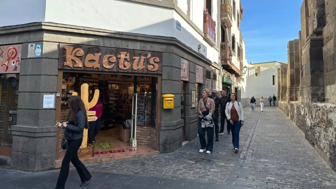 Personas a las puertas de la tienda Kactus / ATLÁNTICO HOY - MARCOS MORENO