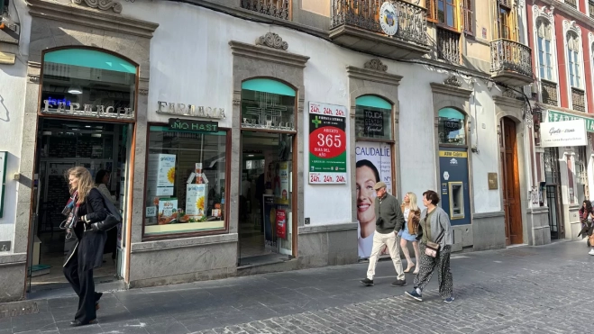 Personas paseando por la calle Obispo Codina / ATLÁNTICO HOY - MARCOS MORENO