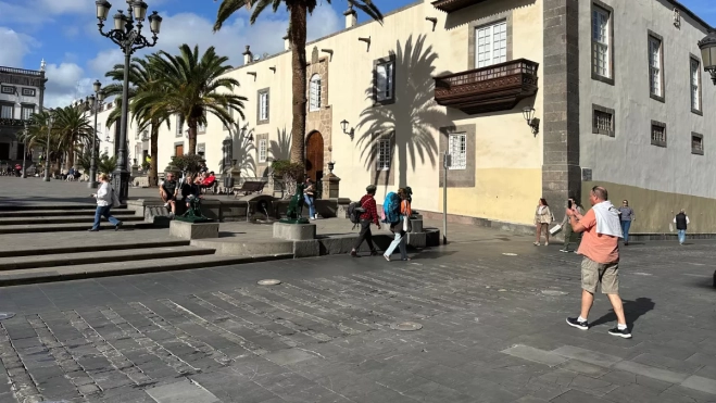 Turistas pasean por la plaza de Santa Ana / ATLÁNTICO HOY - MARCOS MORENO