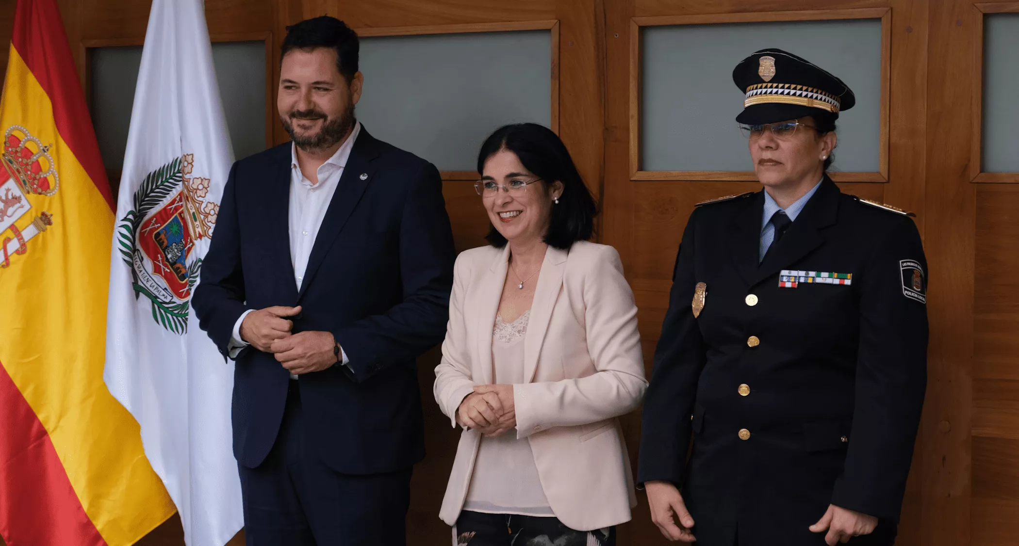 Carmen Delia Martín, a la derecha de la imagen junto a Josué Íñiguez y Carolina Darias, el día de su toma de posesión como jefa del Cuerpo de la Policía Local. / AH
