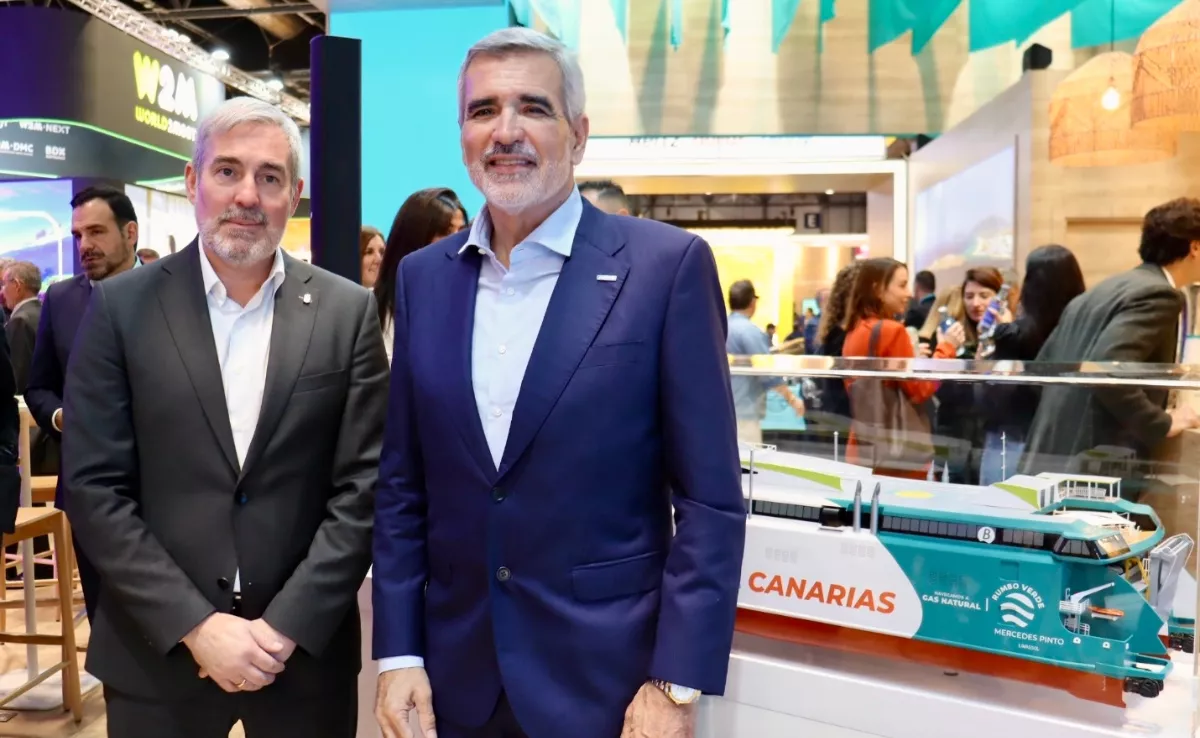 El presidente de Canarias, Fernando Clavijo (i), junto al de Baleària, Adolfo Utor./ CEDIDA