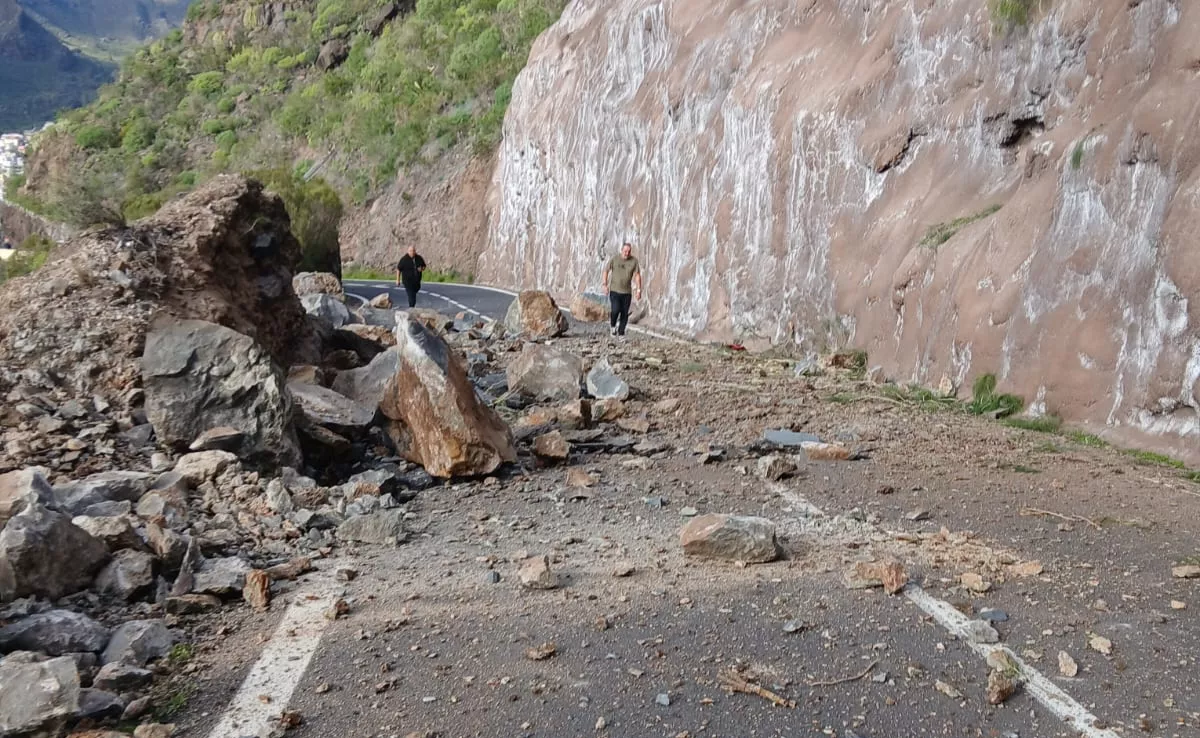 Desprendimiento en la TF-82 en Santiago del Teide, Tenerife./ CABILDO TENERIFE