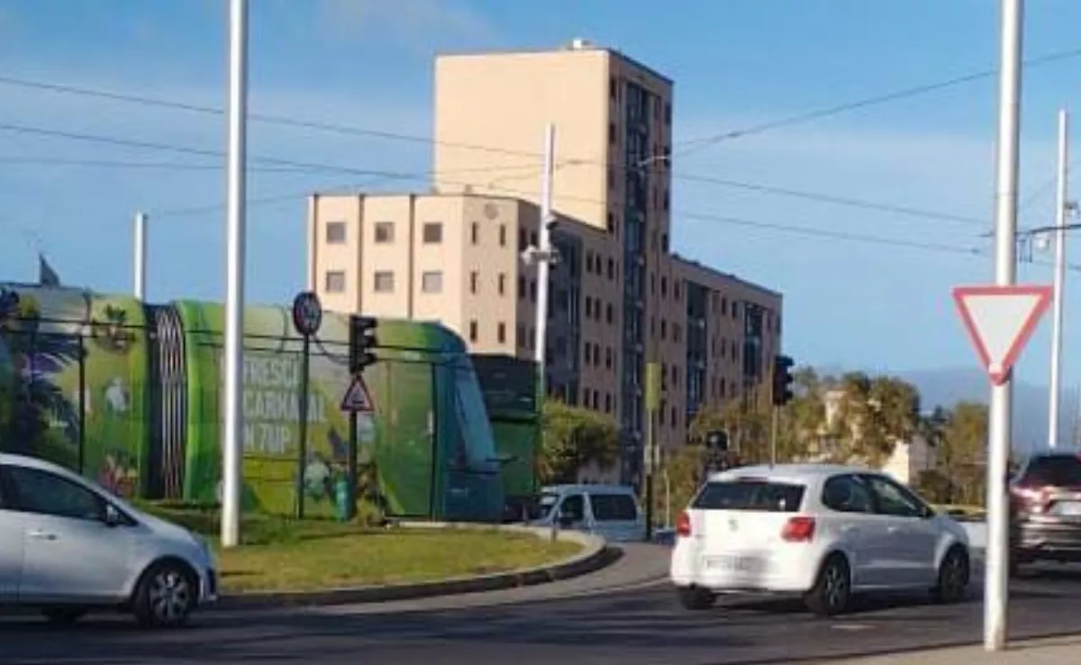 Accidente entre un tranvía y una guagua en Taco./ RRSS