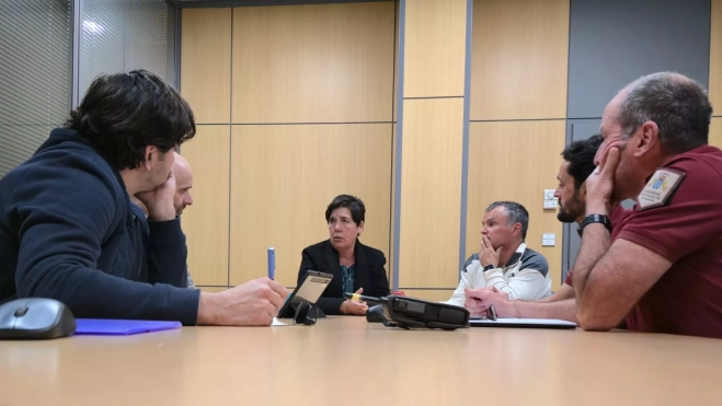 La consejera de Medio Natural, Blanca Pérez, preside la reunión con los representantes de los agentes de Medio Ambiente y trabajadores del Parque Nacional del Teide