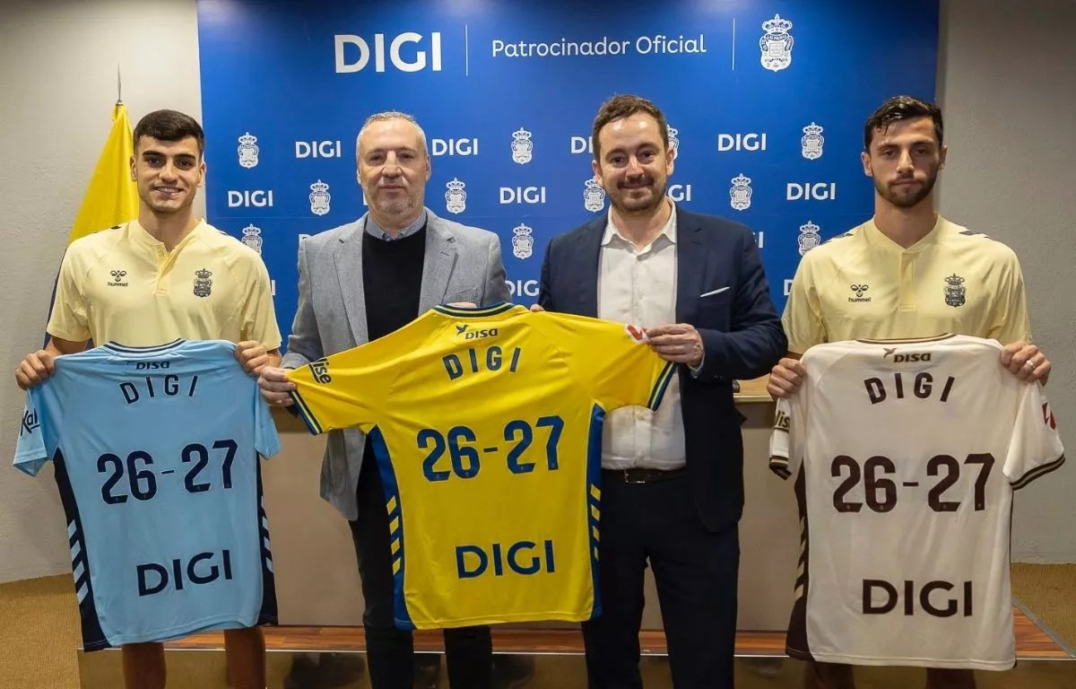 El presidente de la UD Las Palmas, Miguel Ángel Ramírez y el Head of Marketing de Digi, Daniel Campillo, durante la presentación del patrocinio. UD LAS PALMAS