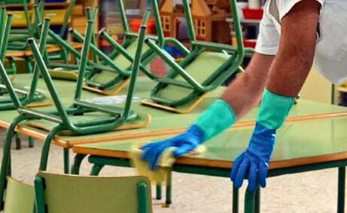 Trabajadora limpiando el interior de unas instalaciones en Candelaria. / CEDIDA