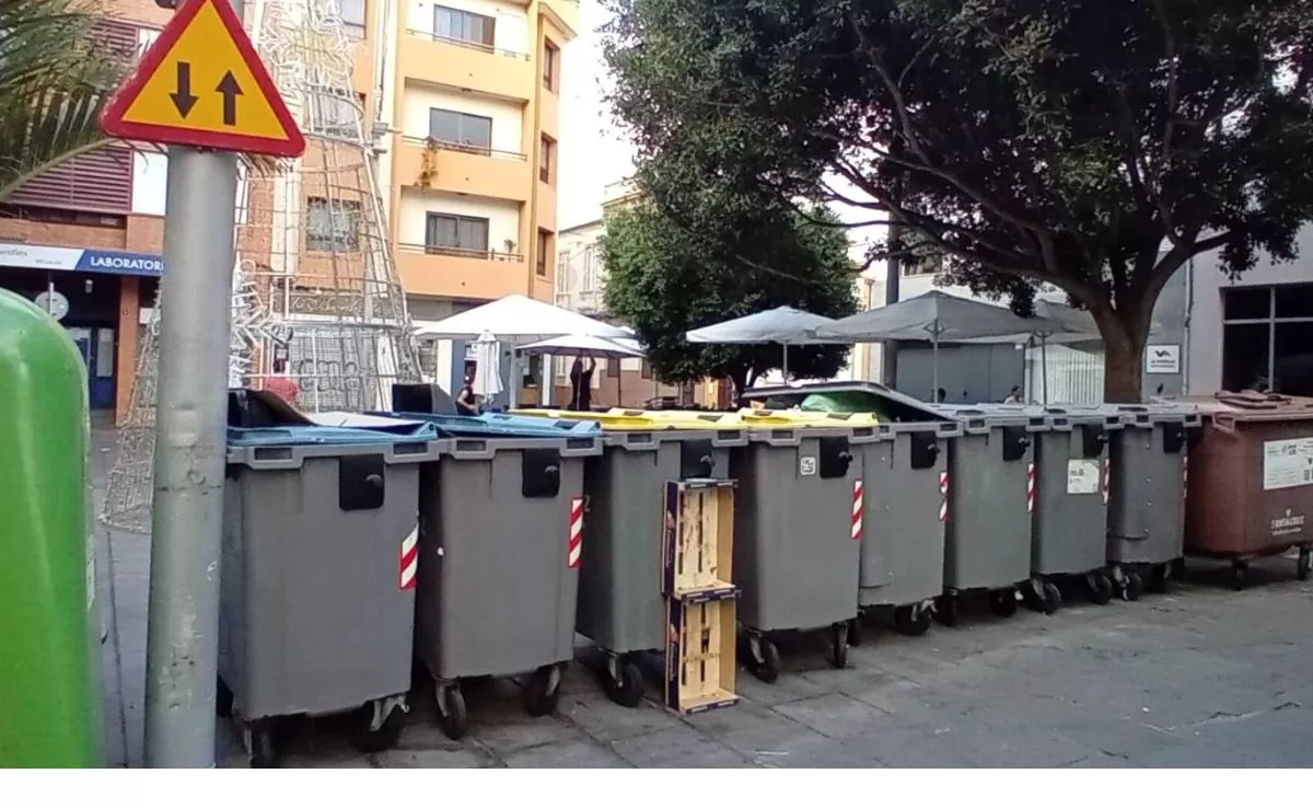 Contenedores de basura en la plaza Ireneo, en Santa Cruz|TERECOELLO-AH