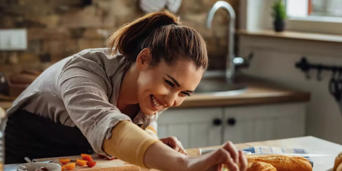Imagen de una mujer cocinando / PEXELS 