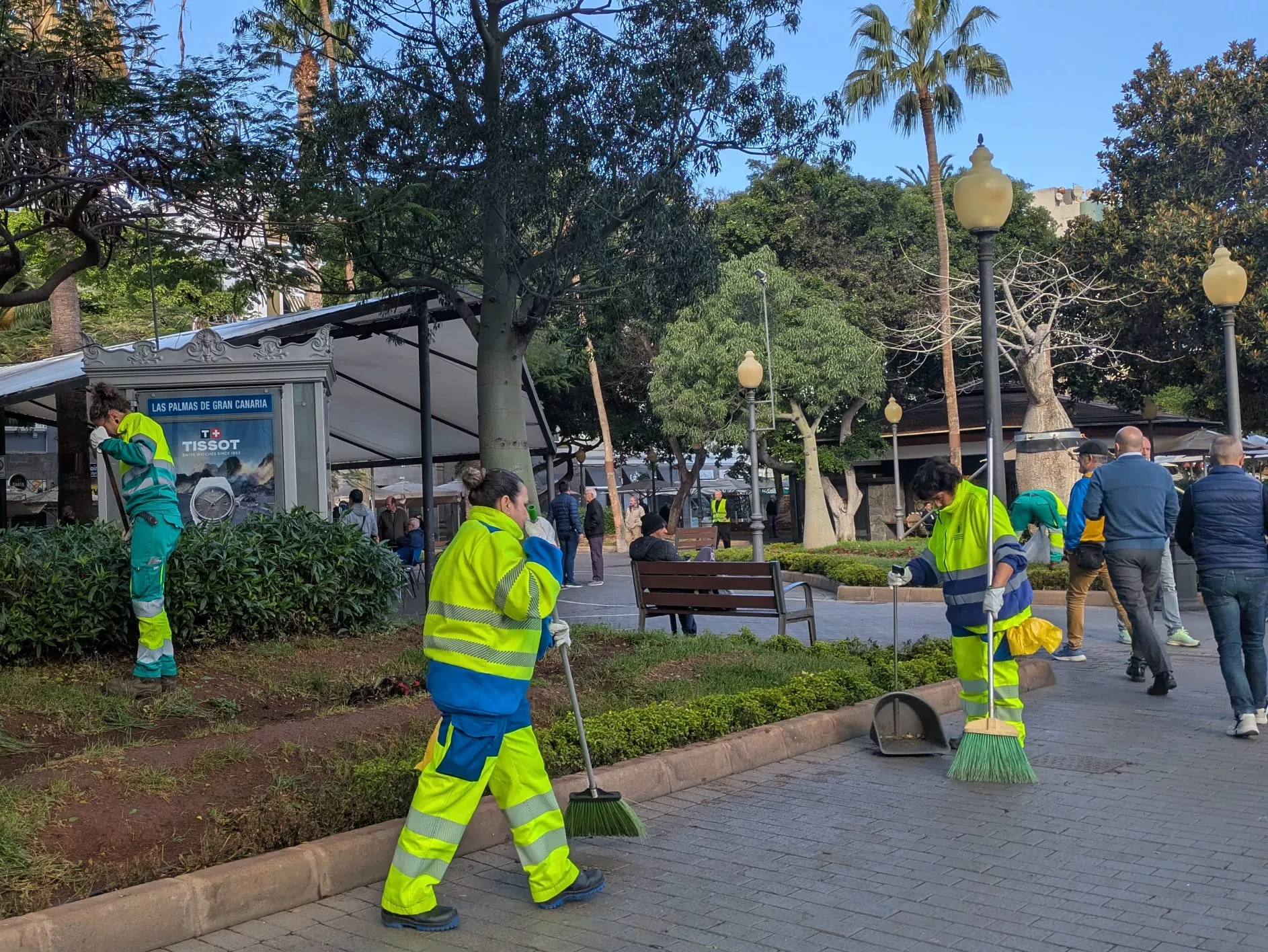 El Ayuntamiento de Las Palmas de Gran Canaria despliega un dispositivo conjunto de Limpieza y Parques y Jardines en el parque Santa Catalina. AH