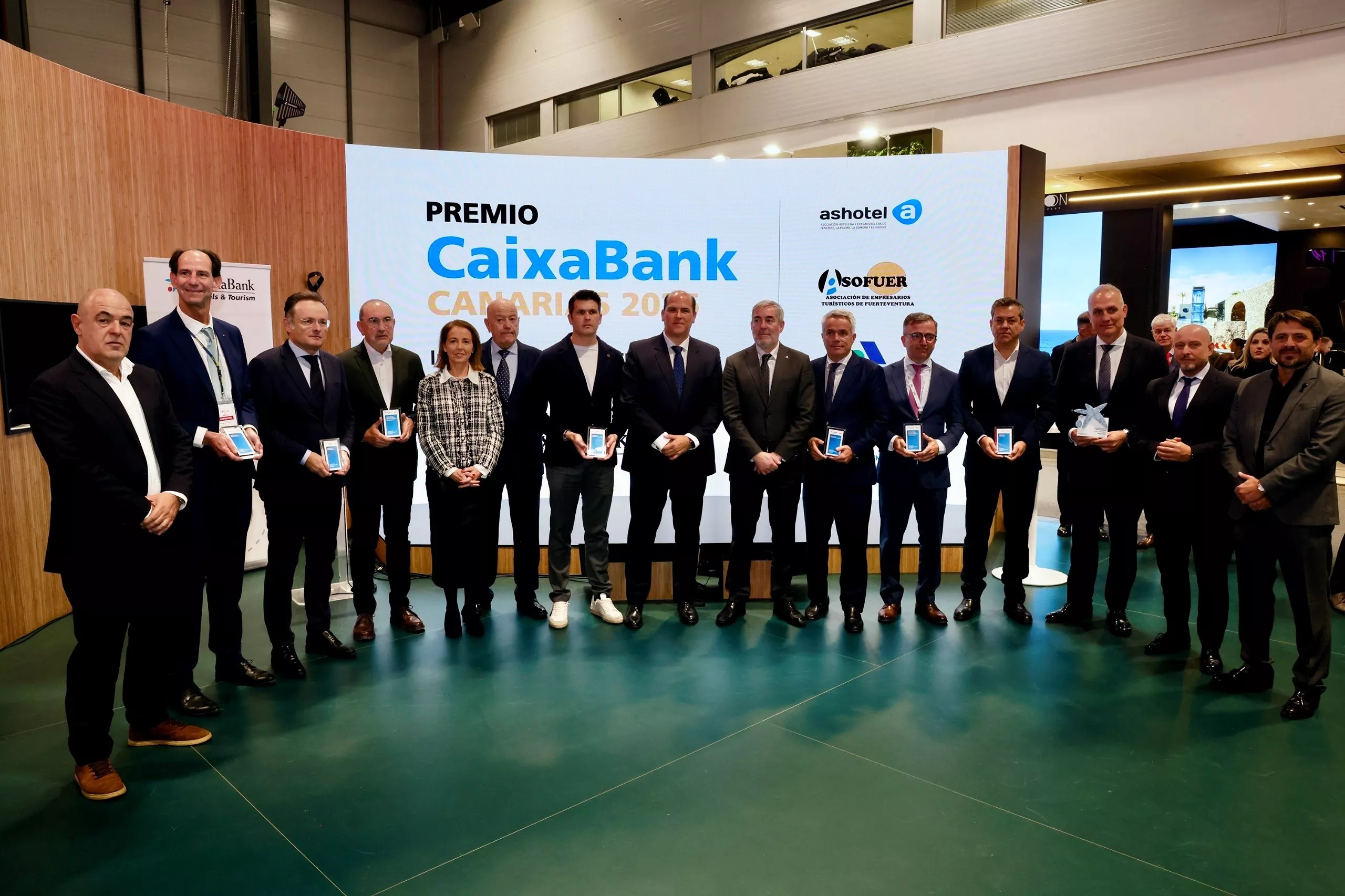 Foto de familia Premios CaixaBank de Innovación y Modernización de Empresas Turísticas entregado en Fitur./ CEDIDA