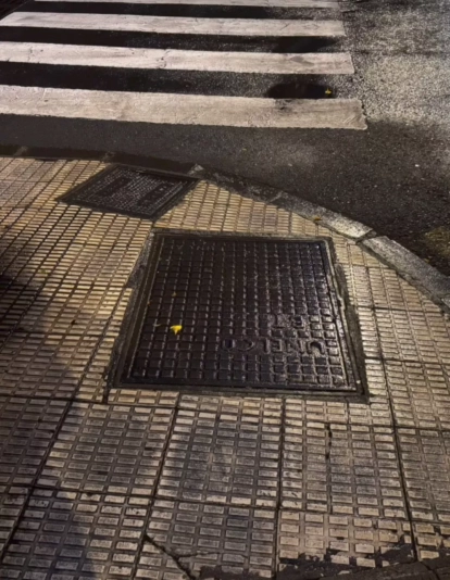 Calle con tapas que resbalan por el efecto de la lluvia|REDES