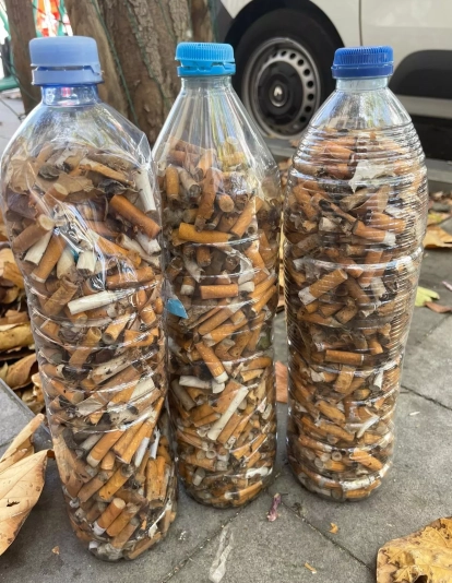 Botellas repletas de colillas recogidas en las calles|CEDIDA