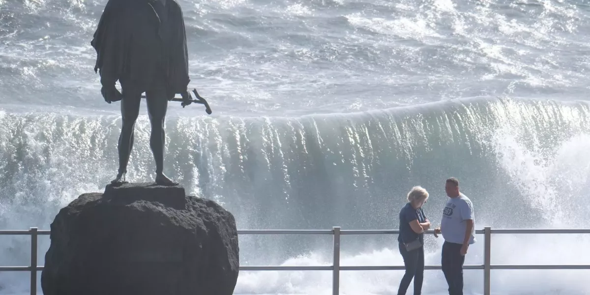 Imagen de fenómenos costeros en Canarias / EFE