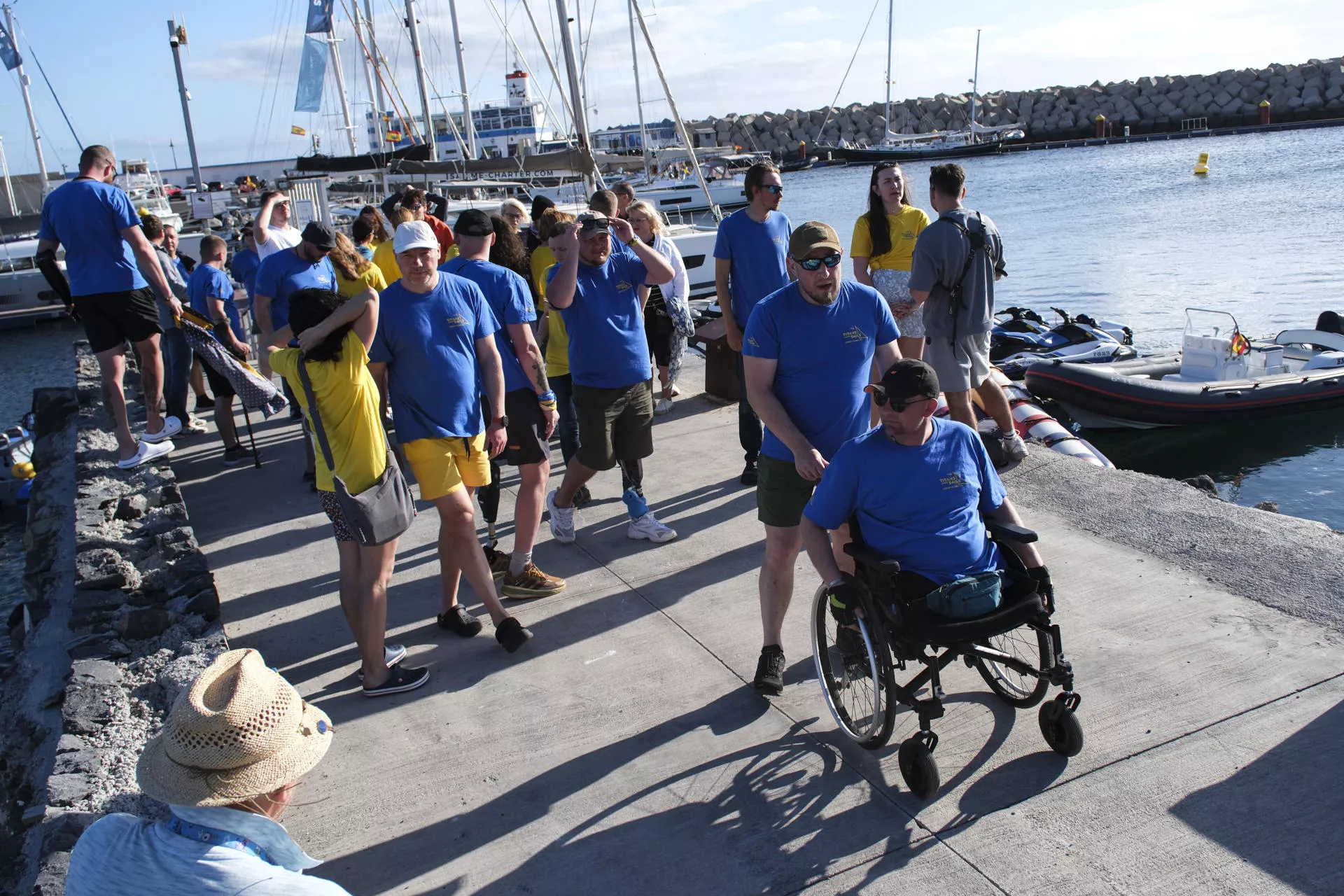 Un grupo de soldados ucranianos y de voluntarios de la ONG Titans Under Sails. / EFE - ALBERTO VALDÉS