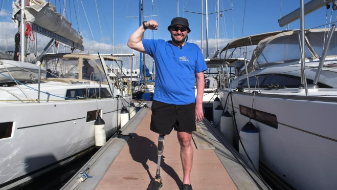 El soldado ucraniano Ivan posa en Tenerife tras finalizar una travesía de siete días por las Islas Canarias junto a la ONG Titans Under Salis. / EFE - ALBERTO VALDÉS El soldado ucraniano Ivan posa en Tenerife tras finalizar una travesía de siete días por las Islas Canarias junto a la ONG Titans Under Salis. / EFE - ALBERTO VALDÉS