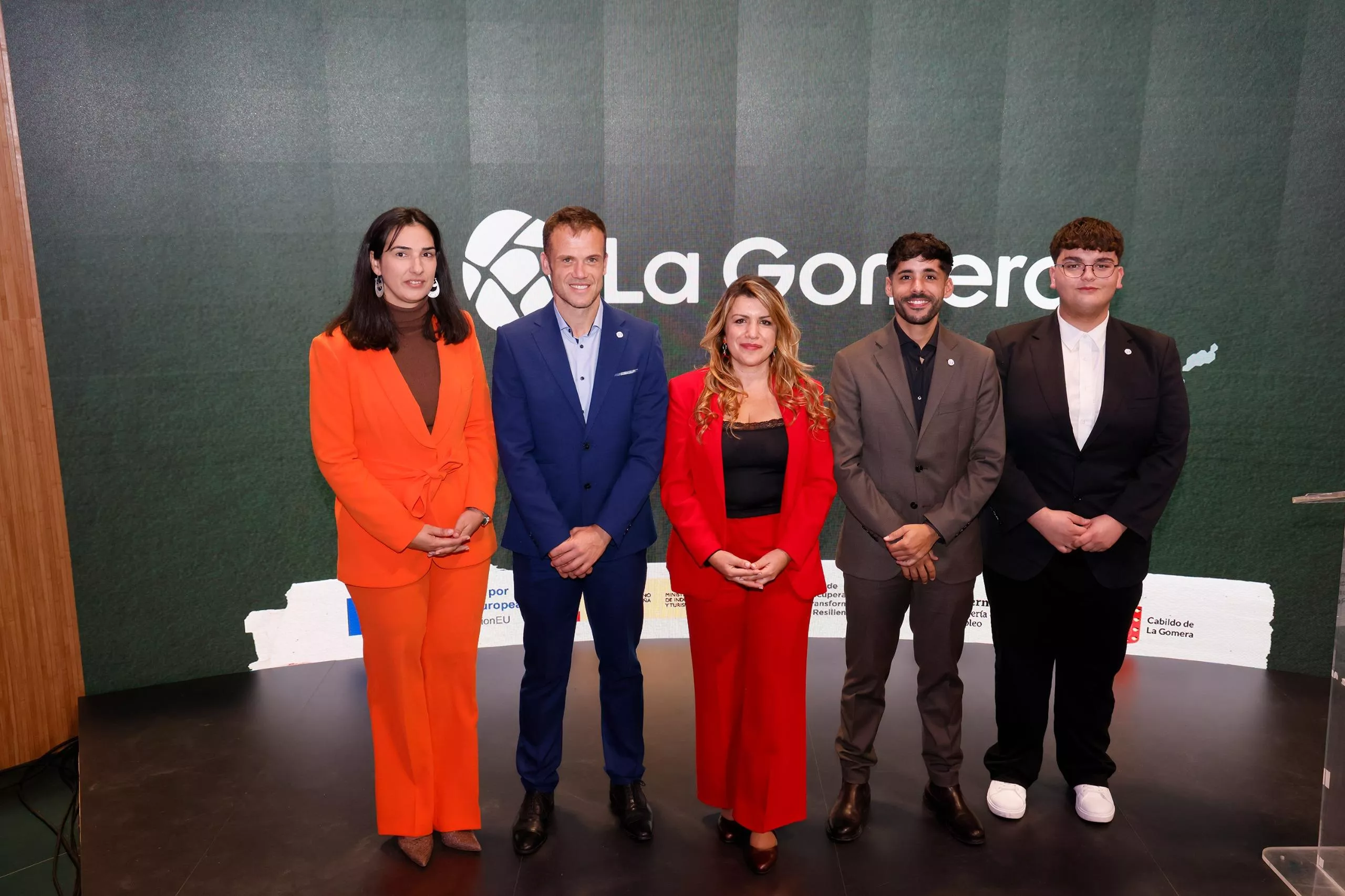 La consejera insular de Sector Primario (izq.), la consejera insular de Turismo (centro) y silbadores de La Gomera. / CABILDO DE LA GOMERA