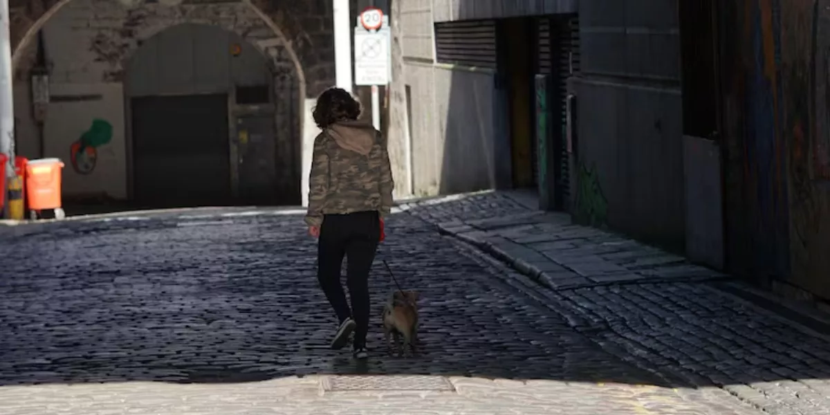 Imagen genérica de una calle con una persona paseando / FREEPIK