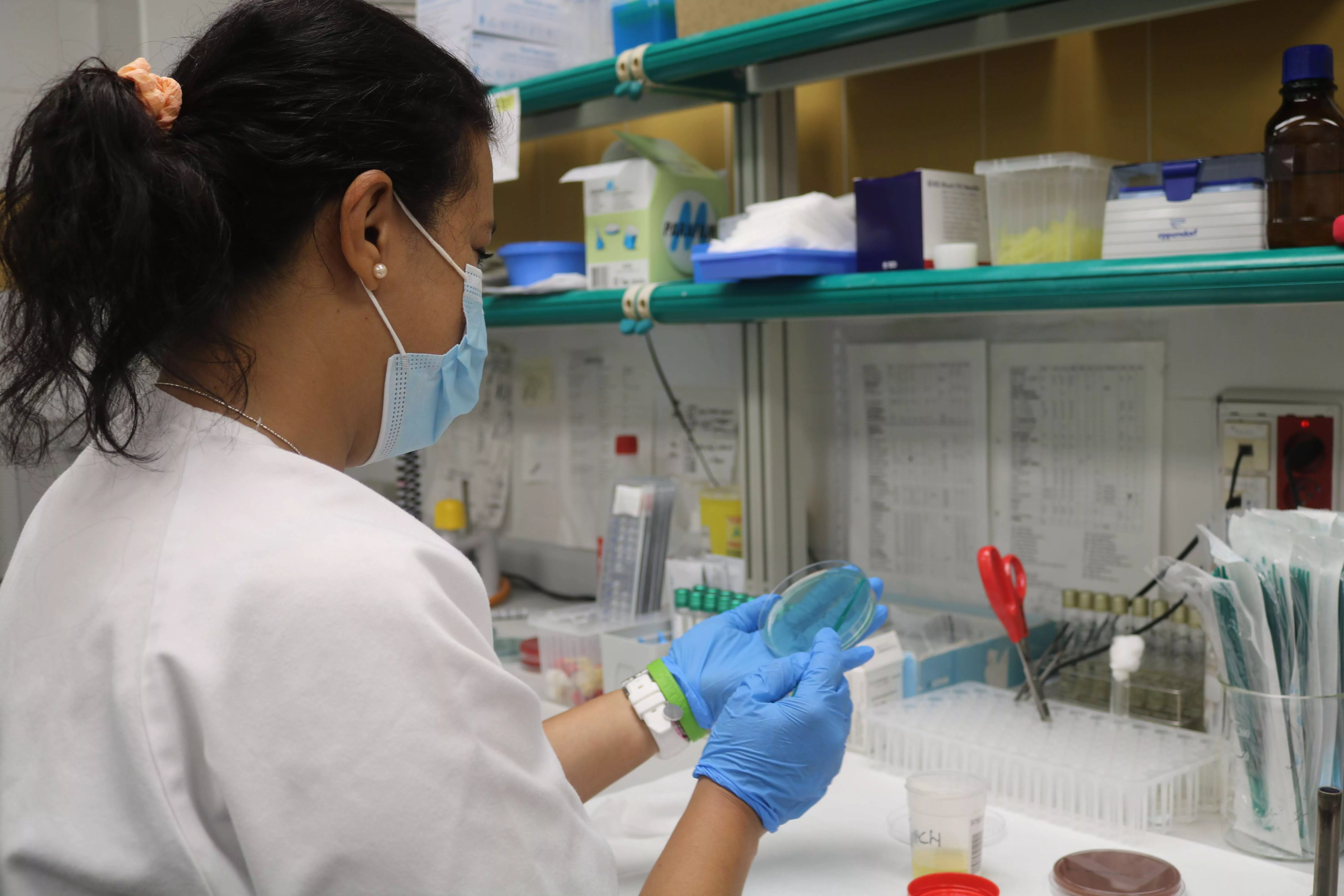 Investigadora en un centro del SCS.JPG