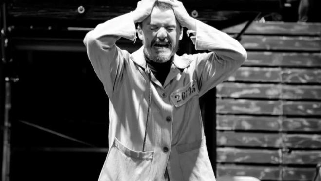 Coque Malla, en la piel de Mackie Navaja, el emblemático gánster y proxeneta de la obra de Bertolt Brecht. / AH Coque Malla, en la piel de Mackie Navaja, el emblemático gánster y proxeneta de la obra de Bertolt Brecht. / AH