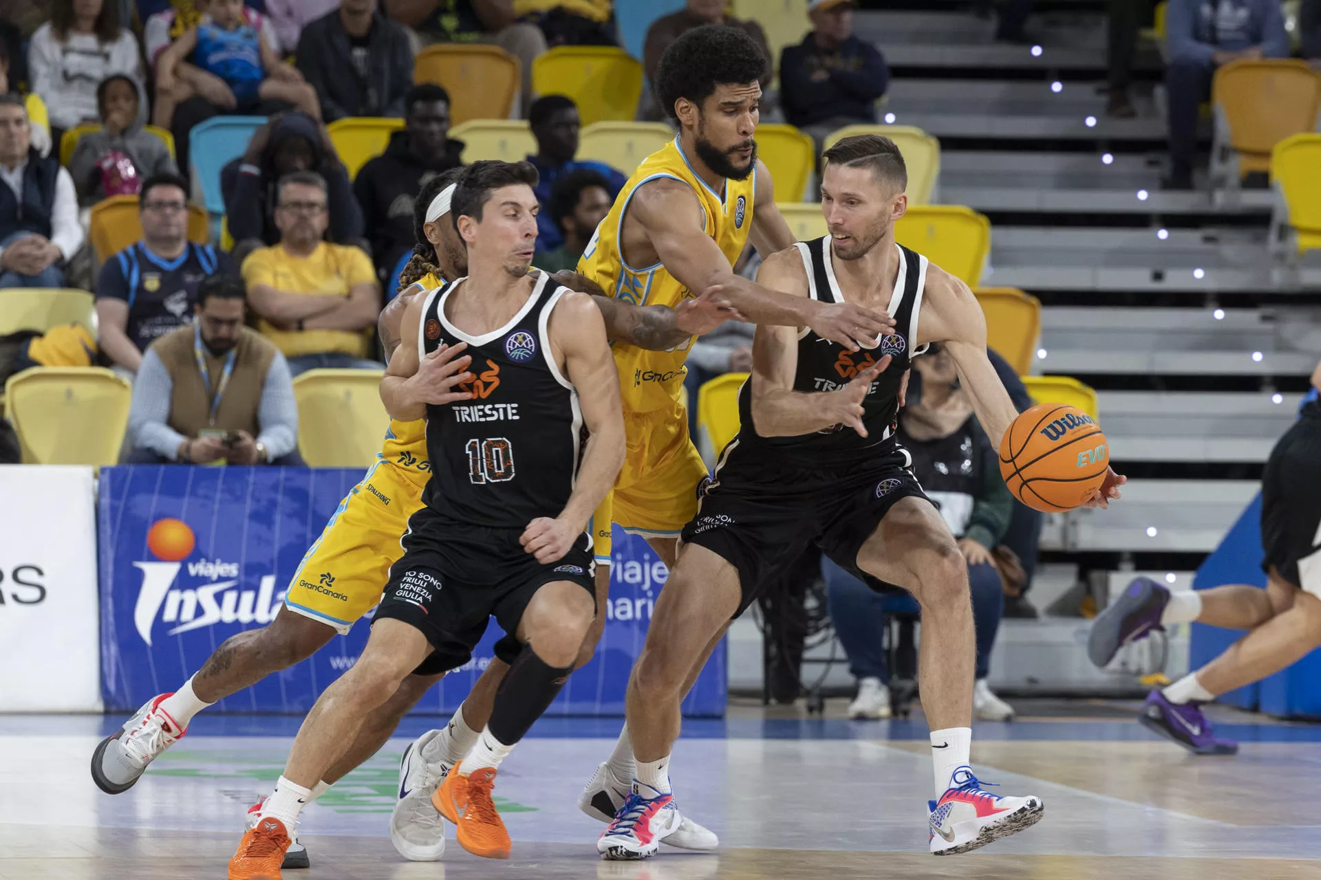 Louis Labeyrie defiende a Jarrod Uthoff, alero del Pallacanestro Trieste. / QUIQUE CURBELO-EFE