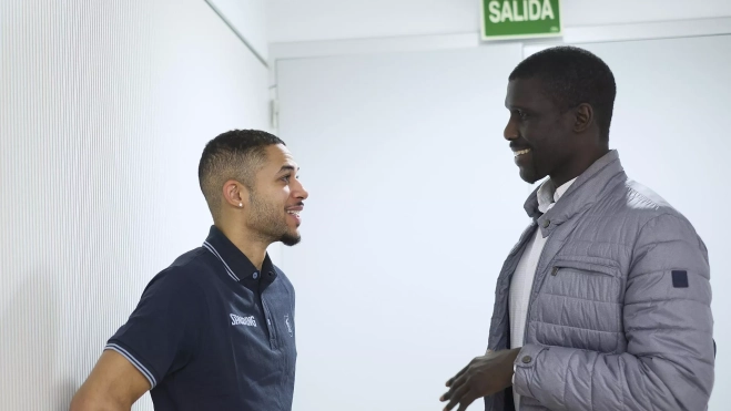 El presidente ejecutivo del Granca, Sitapha Savané —a la derecha—, dialoga con Kassius Robertson. / ÁNGEL MEDINA G.-EFE