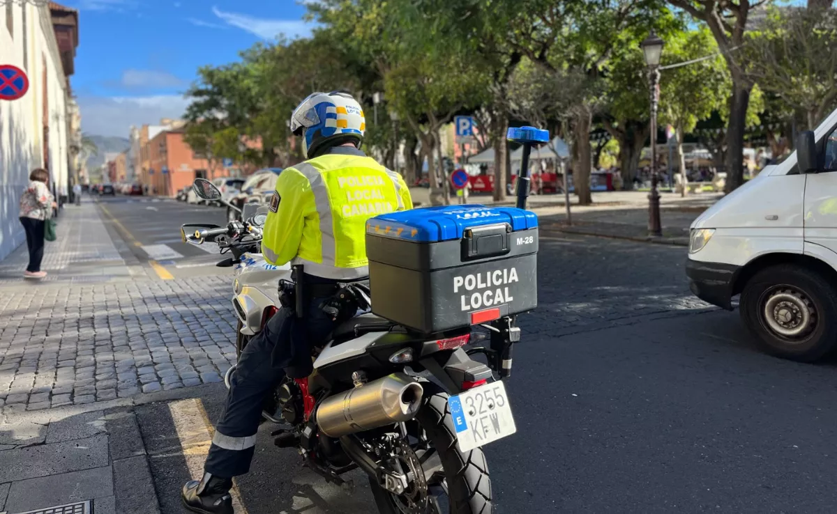 Un policía local de La Laguna en moto, en la plaza del Adelantado./ CEDIDA