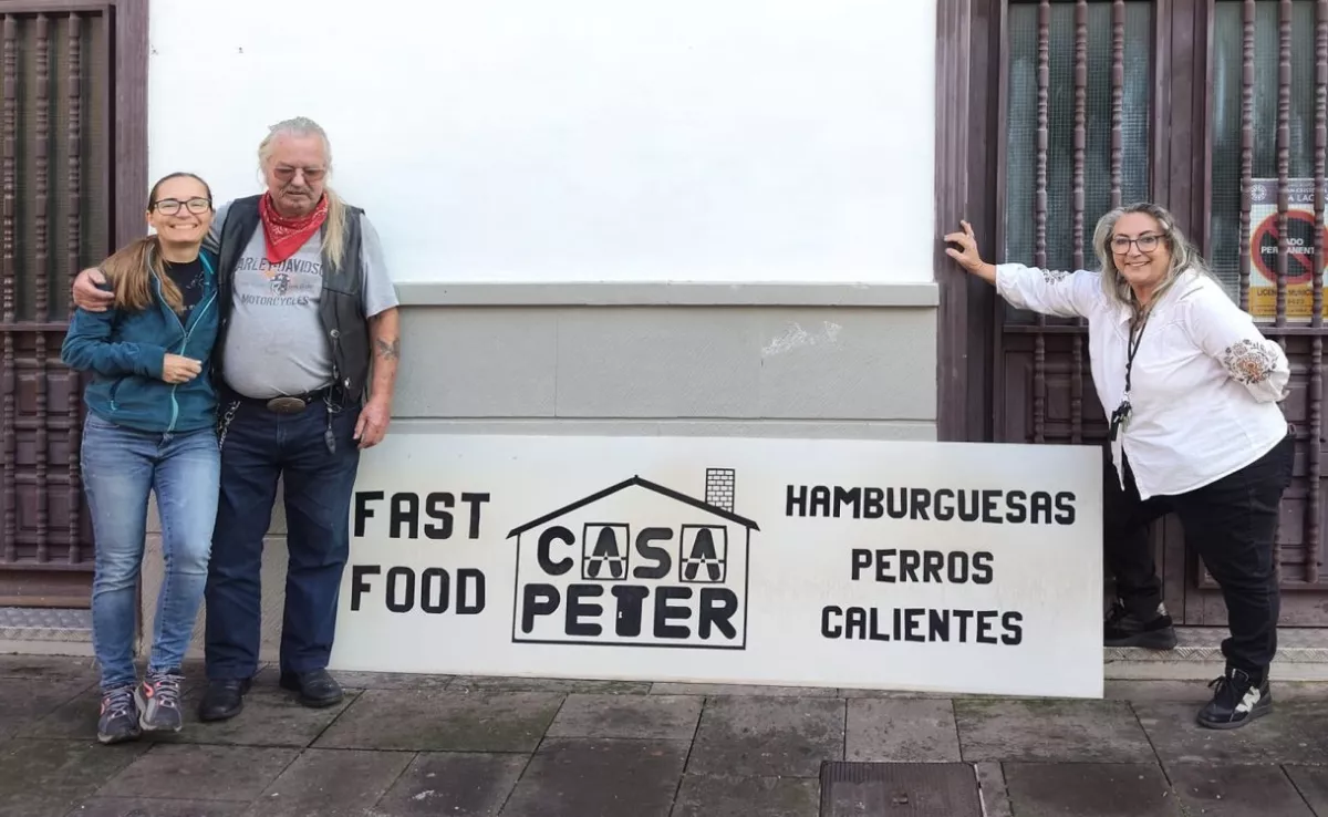 Retirada del cartel rotulado de Casa Peter en la calle Núñez de la Peña de La Laguna./ MARÍA DOLORES IZQUIERDO
