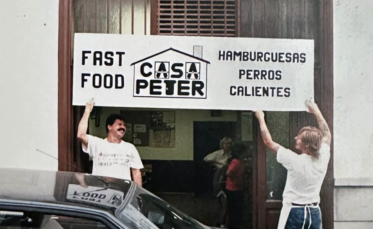 Montaje en 1985 del cartel rotulado de Casa Peter de la calle Núñez de la Peña de La Laguna./ MARÍA DOLORES IZQUIERDO