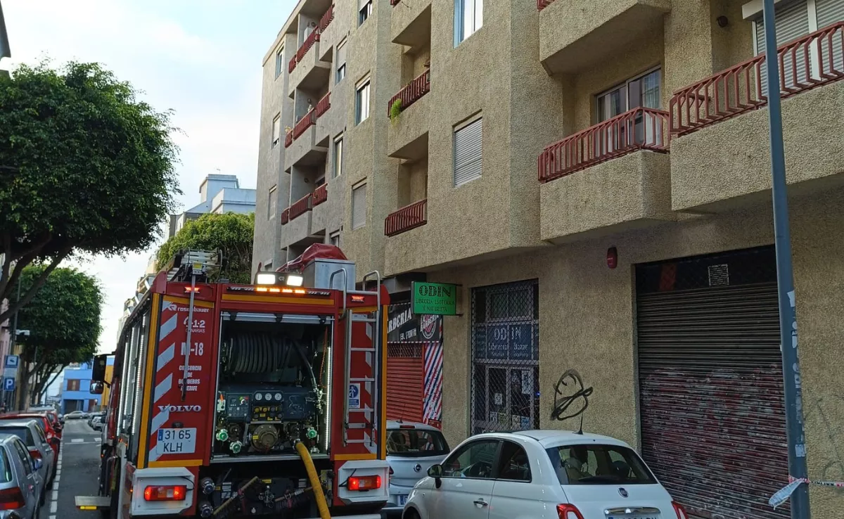 Los bomberos de Tenerife intervienen en el incendio en un edificio de La Laguna. / CEDIDA