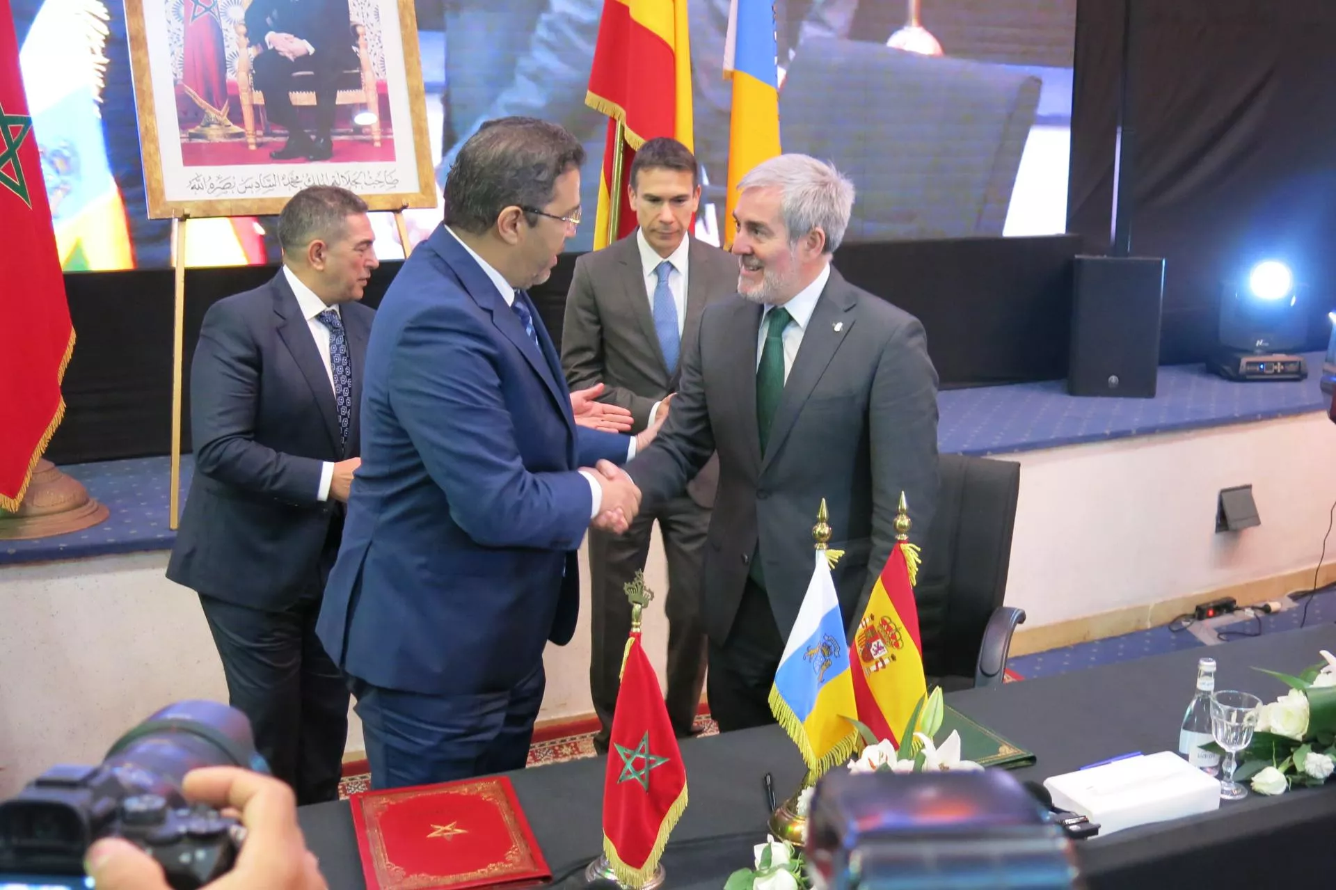  El presidente de Canarias, Fernando Clavijo (1d), saluda el presidente del Consejo Regional de Souss Massa (Marruecos), Karim Achengli (2i). / EFE - JOSÉ MARÍA RODRÍGUEZ 