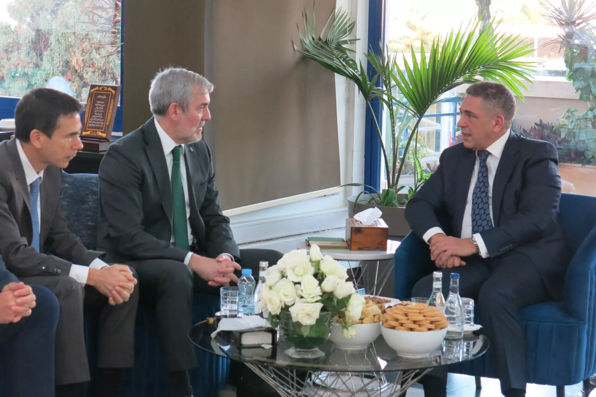  El wali de la región de Souss Massa (Marruecos), Saaïd Amazazi (d), ha recibido este lunes al presidente de Canarias, Fernando Clavijo (c), y al embajador de España en Rabat, Enrique Ojeda. / EFE - JOSÉ MARÍA RODRÍGUEZ