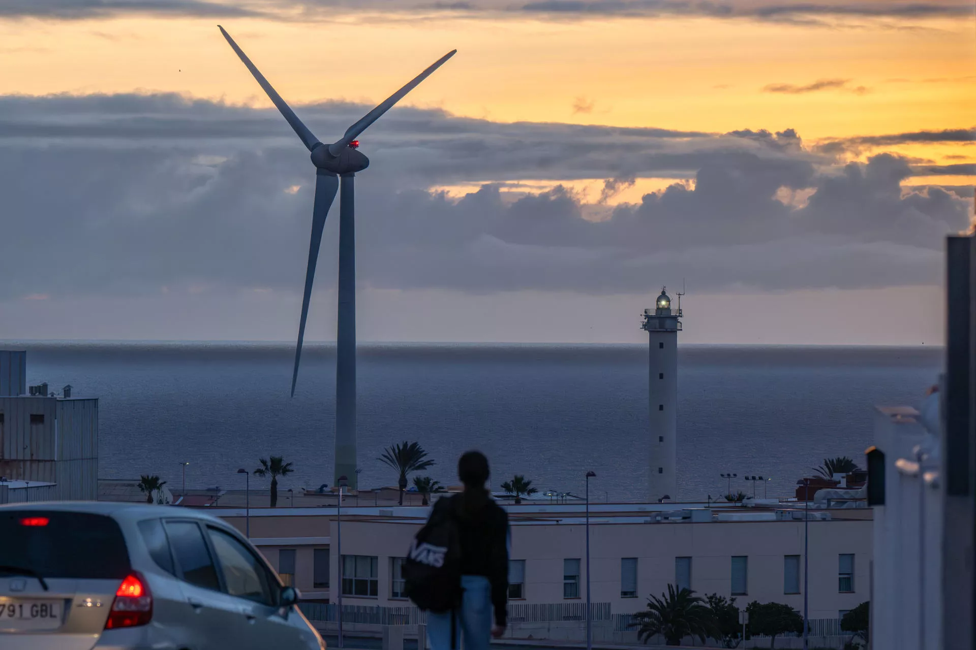 Vista de Puerto del Rosario al amanecer este jueves. / EFE - CARLOS DE SAÁ