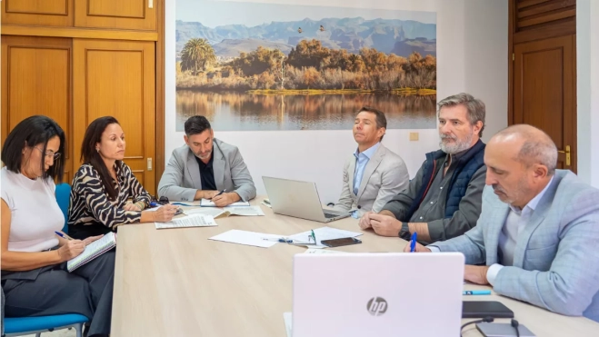 La concejala Lucía Jiménez y el concejal Alejandro Marichal, a la izquierda, junto a los responsables de Visocan. / AH