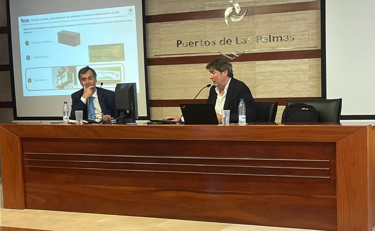 Jaime González, expresidente de la Autoridad Portuaria de Santander y experto en logística, junto a José Mayor, en la charla impartida en el Puerto de Las Palmas. / AH