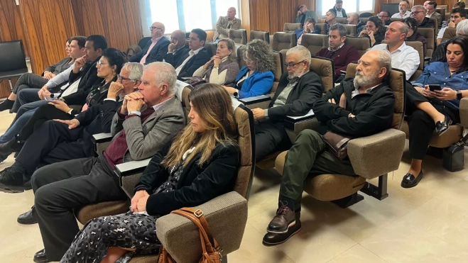 Asistentes a la conferencia impartida por el experto en logística Jaime González en la Autoridad Portuaria de Las Palmas. / AH