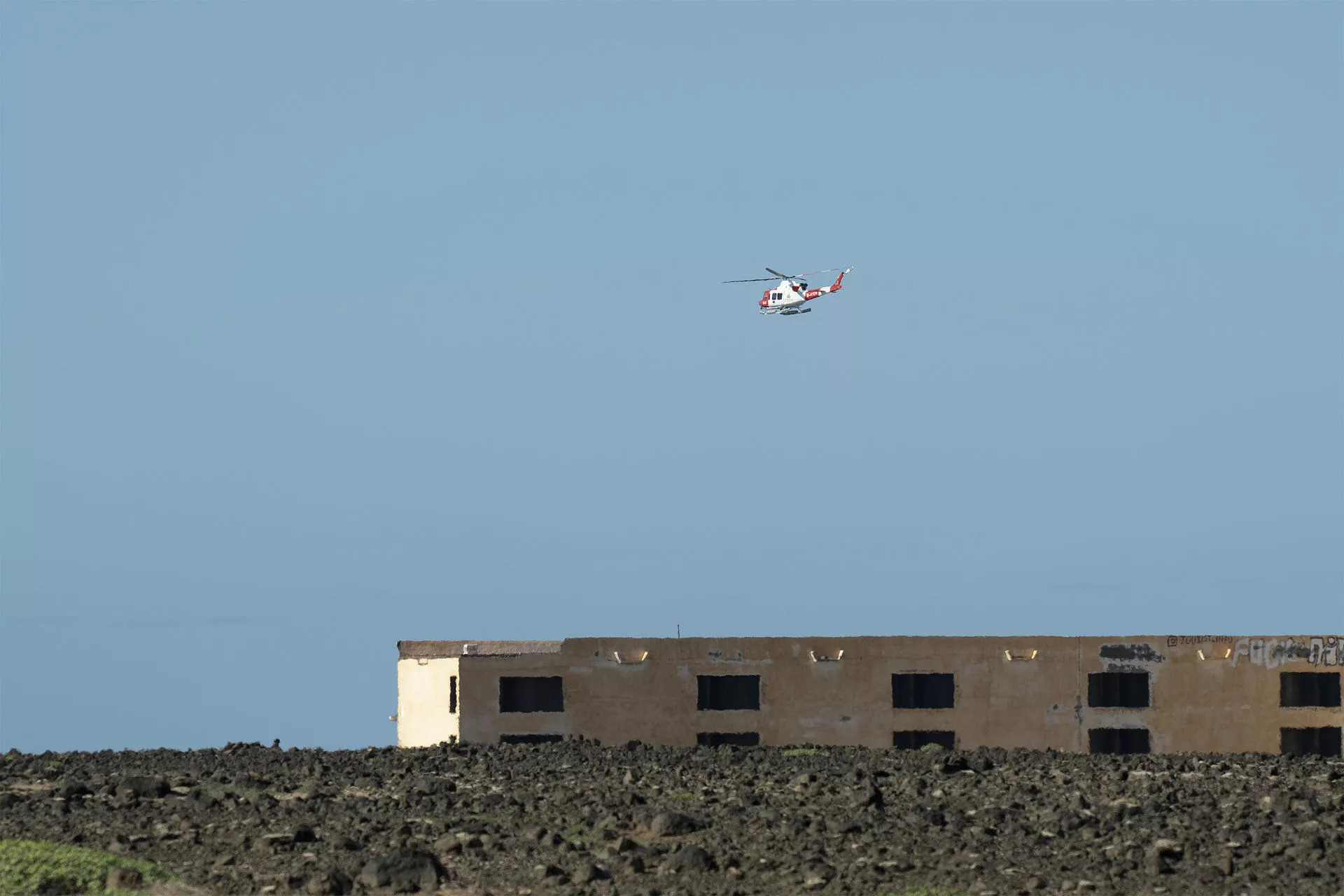 Un dispositivo de emergencia ha continuado este lunes la búsqueda del joven desaparecido este domingo en la zona de Los Charcones, en Playa Blanca, Lanzarote. / EFE - ADRIEL PERDOMO