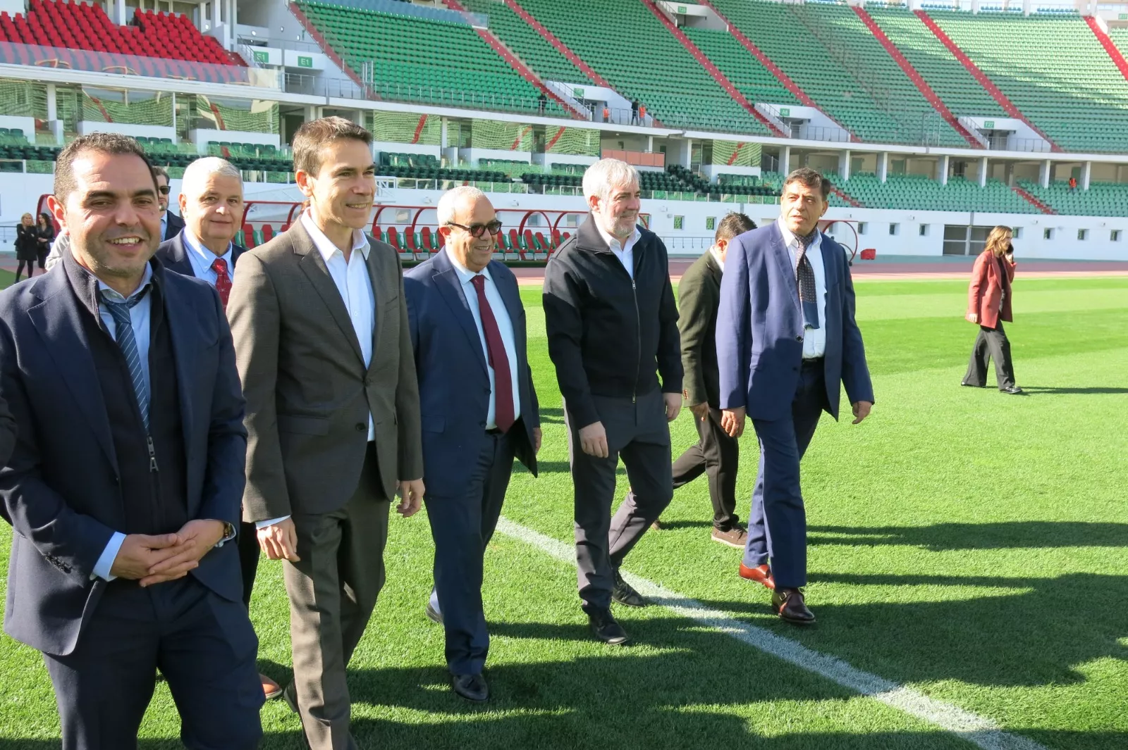 El presidente de Canarias, Fernando Clavijo (2d), ha visitado este lunes el Gran Estadio de Agadir (Marruecos). / EFE - JOSÉ MARÍA RODRÍGUEZ
