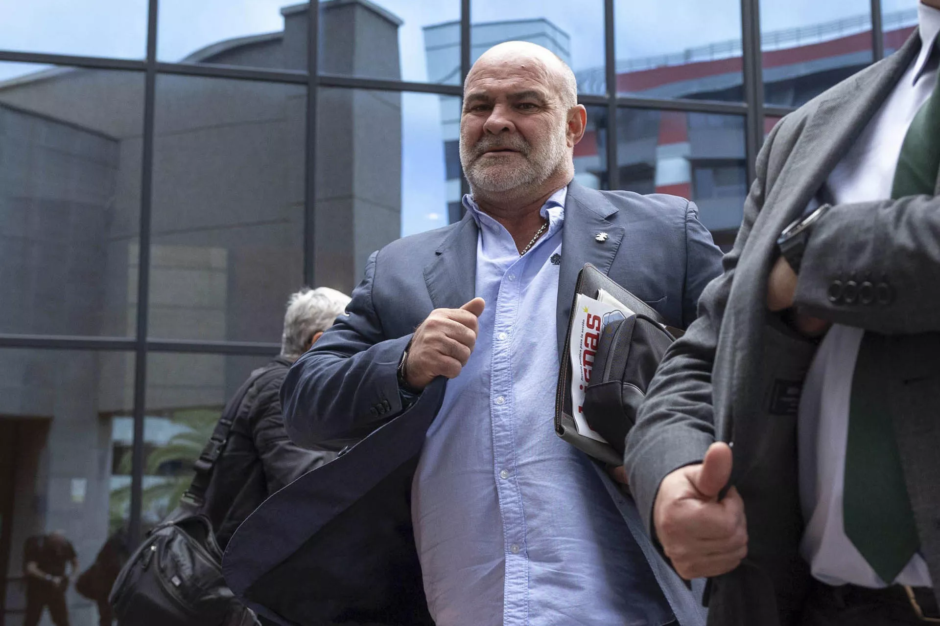 El intermediario que da nombre al llamado «caso Mediador», Marco Antonio Navarro Tacoronte, imputado en la trama, a su llegada al palacio de justicia. / EFE - MIGUEL BARRETO