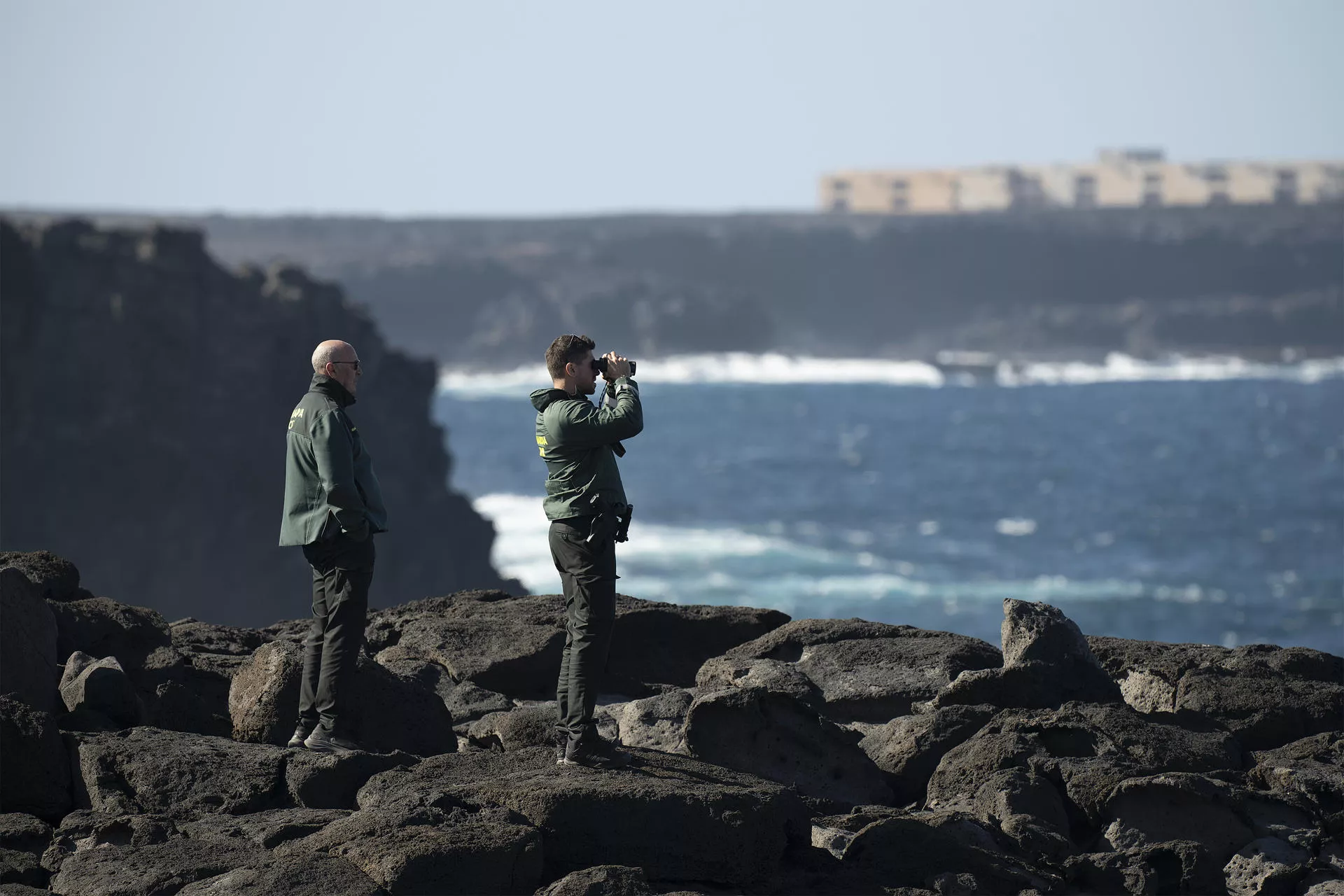 Dispositivo de búsqueda del ciudadano estadounidense desaparecido tras caer al mar el domingo en el sur de Lanzarote. / EFE - ADRIEL PERDOMO