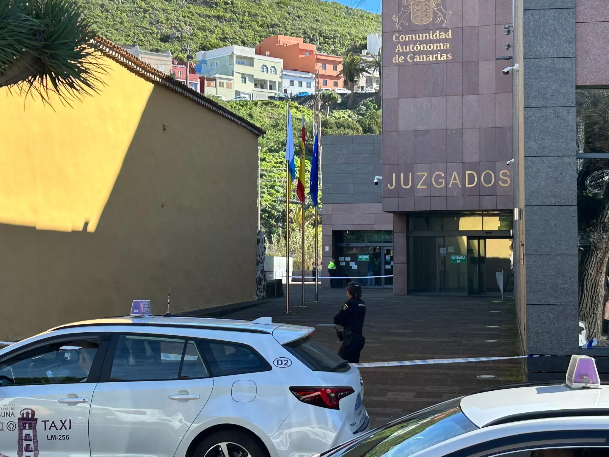 Una maleta sospechosa obliga a desalojar el Palacio de Justicia de La Laguna. En la imagen, el exterior de los juzgados. / CEDIDA