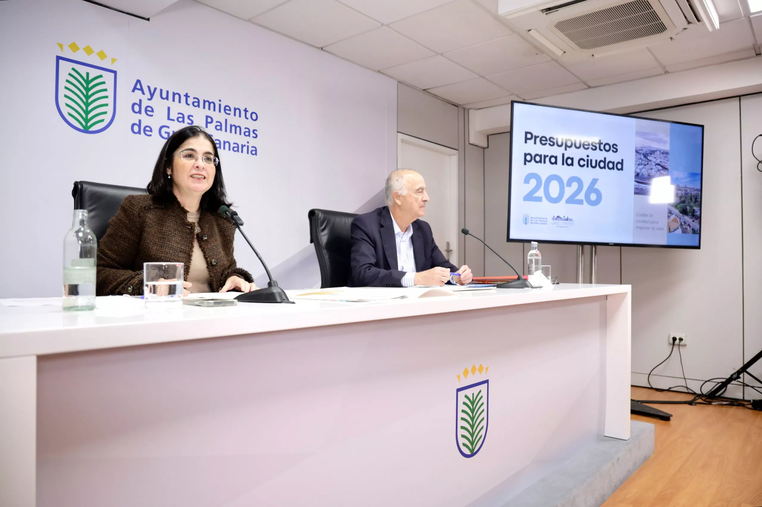 La alcaldesa, Carolina Darias, junto al concejal Hernándesz Spínola, durante la presentación de los Presupuestos del Ayuntamiento 2026. AH