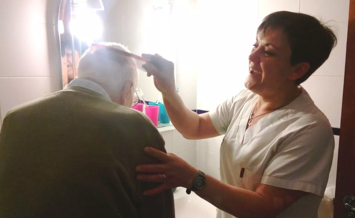 Trabajadora atiende a una persona usuaria de la ayuda a domicilio|AYUDAN2