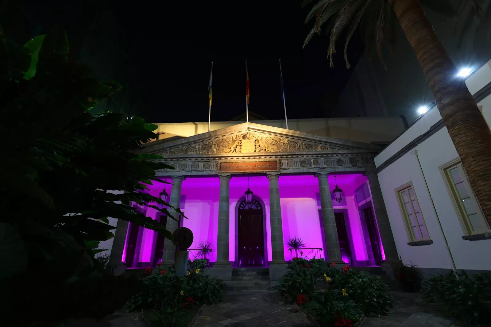 El Parlamento de Canarias ilumina su fachada por el Día de la Memoria del Holocausto