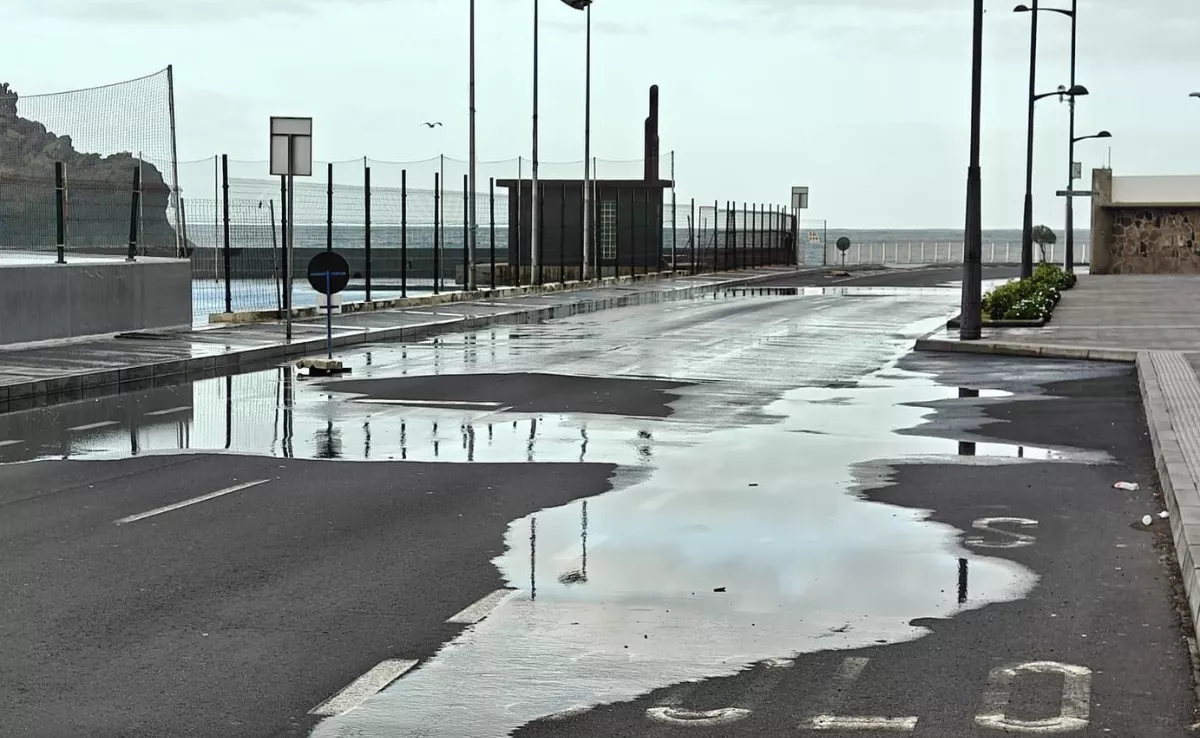  Cierre de las avenidas marítimas de Garachico debido a la subida del nivel del mar. / JOSÉ HERIBERTO GONZÁLEZ