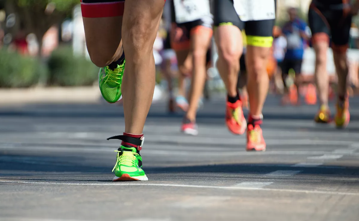 Imagen de unas personas en una carrera / CANVA