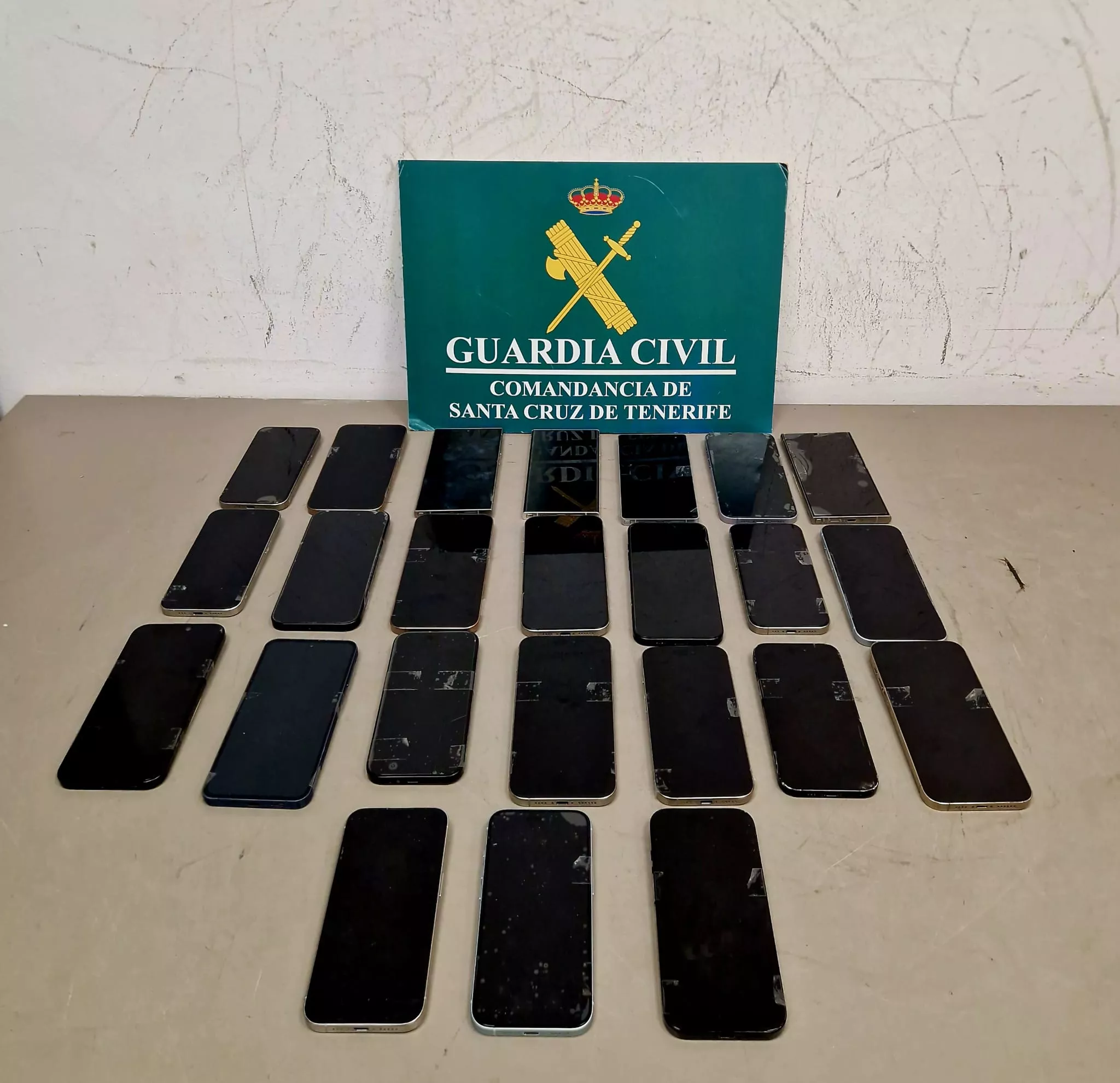 La Guardia Civil investiga a un pasajero del Aeropuerto de Tenerife Norte por llevar 24 móviles en su maleta. / GUARDIA CIVIL