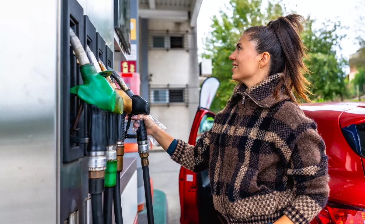 Imagen de una persona poniendo gasolina / CANVA