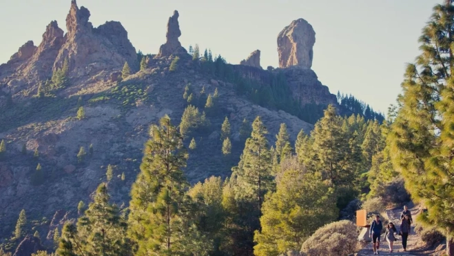 Un grupo de personas baja del Roque Nublo / HOLA ISLAS CANARIAS