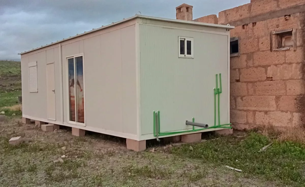 Contenedor en el que viven Ángeles, José Luis y su hija.  / CEDIDA