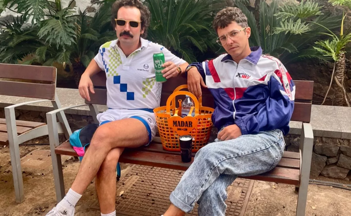 Roberto Conigliaro y Andrea Tirone, de Mind Enterprises, el dúo que está reventando las pistas de baile, con una Tropical en las manos, en una imagen promocional. / AH